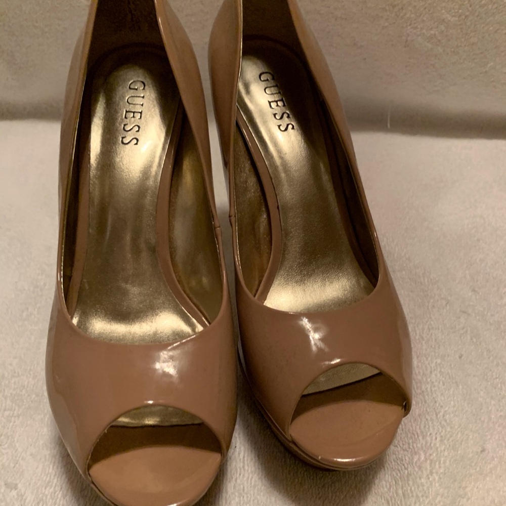 Nude peep toes